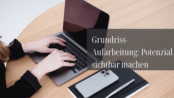 Frau stitzt am Laptop man sieht nur die H�nde und daneben liegen Handy, Notizbuch und ein Kugelschreiber