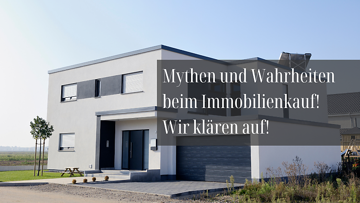 Bild zeigt ein modernes Haus mit Flachdach, eine Garage mit Einfahrtsbereich