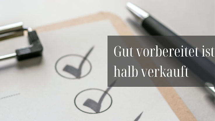 Bild zeigt ein Dokument mit Haken und einen Kugelschreiber