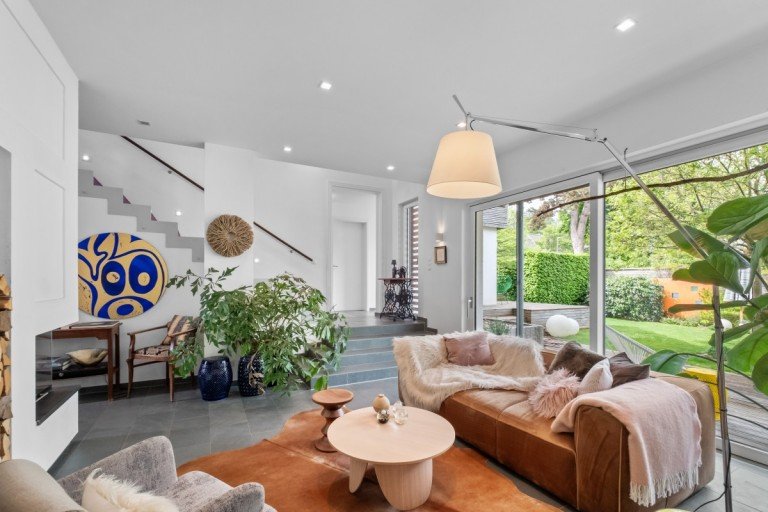 Heller Wohnbereich mit Gartenblick Roth Einfamilienhaus Exklusives Designhaus in Roth - Architektenhaus mit Pool, Gartenidylle und modernem Wohnkonzept
