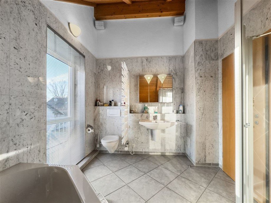 Schickes Marmorbad mit Wanne und Dusche Haus Bischberg , Oberfr