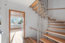 Die zentrale Treppe verbindet alle Etagen miteinander Doppelhaush�lfte mit versteckter Gartenidylle und Raum f�r Ideen