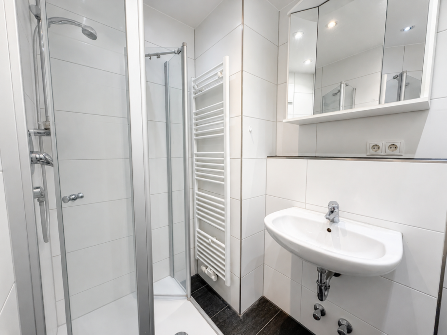Dusche, Handtuchheizk�rper und klare Linie Etagenwohnung Bamberg