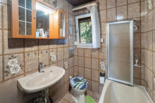 Badezimmer mit Wanne und Tageslicht Kompakt wohnen auf einer Ebene - 3-Zimmer-Haus mit Garten und Garage