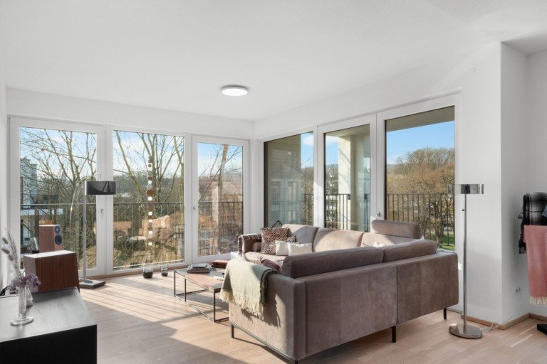 Wohnzimmer mit Blick ins Gr�ne Bamberg Etagenwohnung Exklusive 4-Zimmer-Wohnung auf der Erba-Insel mit Regnitzblick