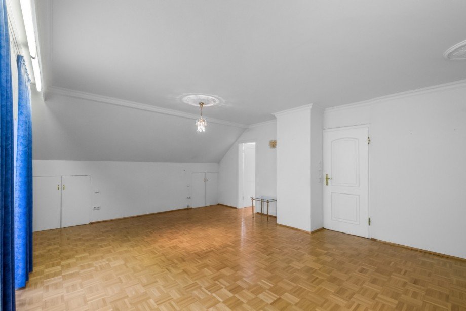 Helles Elternschlafzimmer mit Bad und Ankleide Einfamilienhaus Bischberg
