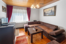 Gem�tliches Wohnzimmer mit Pelletofen Kompakt wohnen auf einer Ebene - 3-Zimmer-Haus mit Garten und Garage