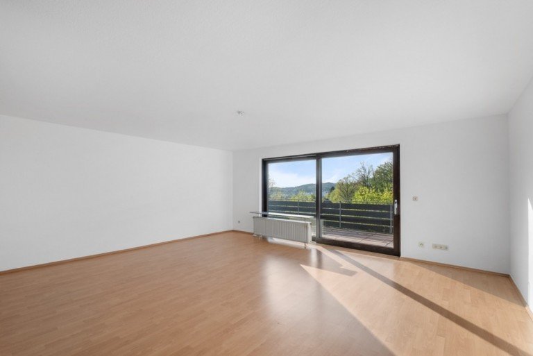 Helles Wohnzimmer mit Zugang zum Balkon Kulmbach Etagenwohnung Ankommen, wohlf�hlen und den Ausblick genie�en -charmante 2-Zimmer-Wohnung mit Balkon in Kulmbach