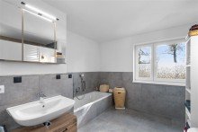 Bad mit Wanne und bodengleicher Dusche Modernes Einfamilienhaus mit Gartenprojekt in Gerach