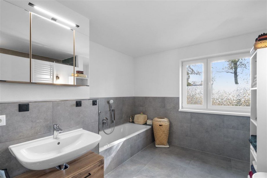 Bad mit Wanne und bodengleicher Dusche Einfamilienhaus Gerach , Oberfr