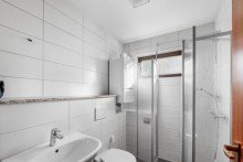 Neuwertiges Badezimmer mit Dusche Ankommen, wohlf�hlen und den Ausblick genie�en -
charmante 2-Zimmer-Wohnung mit Balkon in Kulmbach