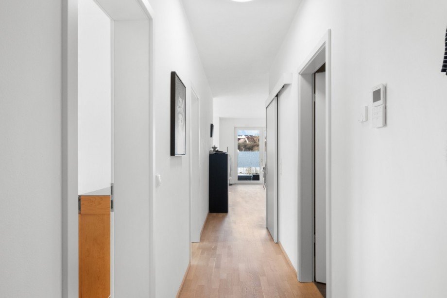 Der lange Flur verbindet alle Zimmer Etagenwohnung Bamberg