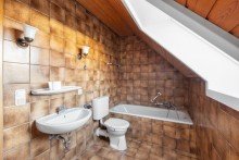 Das Hauptbad kann mit etwas Liebe und Kreativit�t zur Wohlf�hloase werden Doppelhaush�lfte mit versteckter Gartenidylle und Raum f�r Ideen