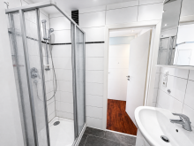 Duschbad in zeitlosen Wei� Modernes Apartment mit Einbauk�che und heller Fensterfront