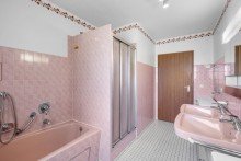 Tageslichtbad mit Dusche und Wanne Zwei Wohneinheiten und Raum f�r mehr - Mehrfamilienhaus mit Potenzial in Bischberg
