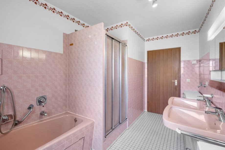 Tageslichtbad mit Dusche und Wanne Zweifamilienhaus Bischberg
