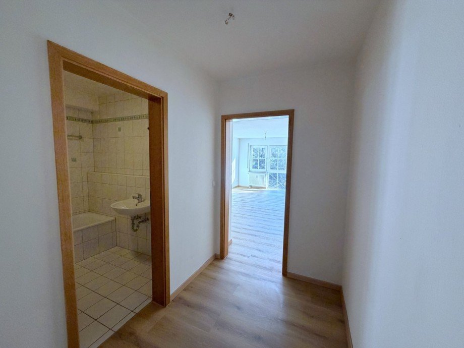 Eingangsbereich mit Zugang zum Bad und Wohnbereich Wohnung Kulmbach