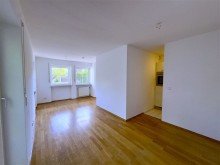 Gro�er Wohnraum mit  halboffener  Einbauk�che Ruhig wohnen, schnell in der Stadt - 2-Zimmer mit Balkon, Garage & EBK