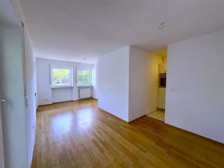 Gro�er Wohnraum mit halboffener Einbauk�che Kulmbach Erdgeschosswohnung Ruhig wohnen, schnell in der Stadt - 2-Zimmer mit Balkon, Garage & EBK