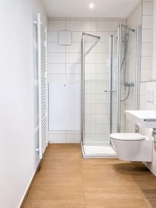 Modernes Duschbad mit zeitloser Ausstattung Zentrale 2-Zimmer-Wohnung mit modernem Wohnkomfort