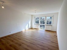 Sch�ner Wohnbereich mit Blick ins Gr�ne Frisch renoviertes 1-Zimmer-Apartment mit Blick ins Gr�ne