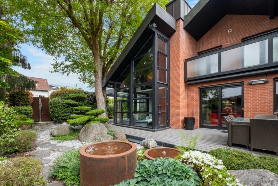 Terrasse im Gr�nen mit Wasserspiel Einfamilienhaus Kronach