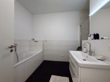 Modernes Badezimmer mit Badewanne und Dusche Exklusive 4-Zimmer-Wohnung auf der Erba-Insel mit Regnitzblick