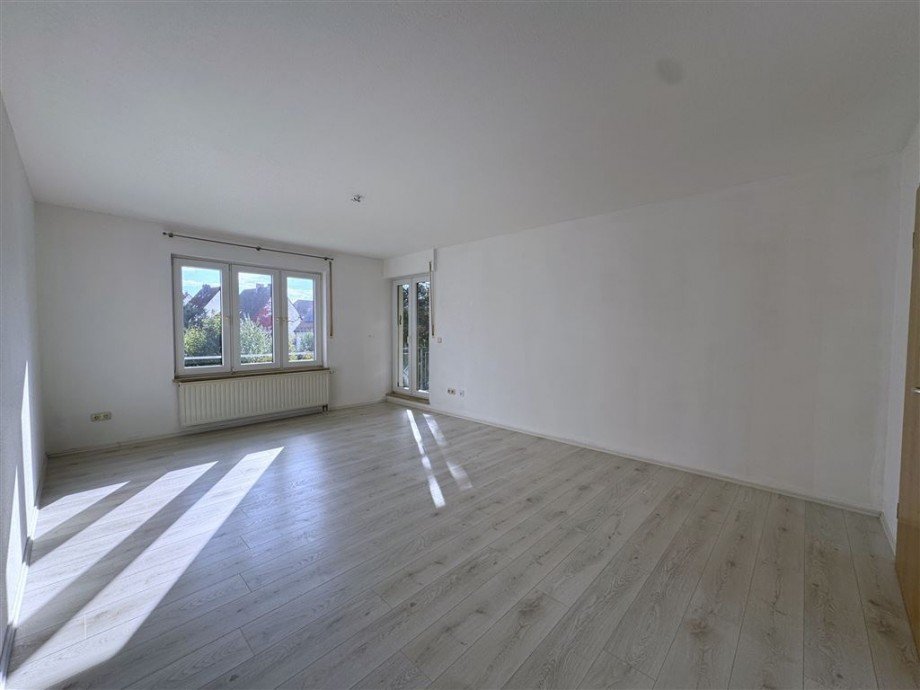 Gro�es Wohnzimmer mit Zugang zum Balkon Etagenwohnung Kulmbach