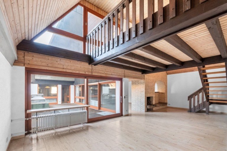 Wohnbereich mit Galerie und Kamin Zeil am Main Zweifamilienhaus Charakter. Geschichte. Best�ndigkeit. Wohn- und Gesch�ftshaus mit Apotheke