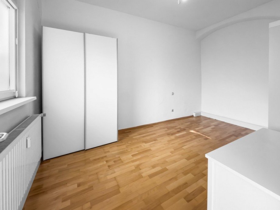 Helles Schlafzimmer mit Fenster Etagenwohnung Bamberg