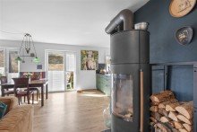 Offener Wohnbereich mit Essplatz und Schwedenofen Modernes Einfamilienhaus mit Gartenprojekt in Gerach