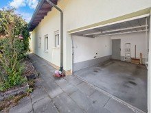 Zus�tzliche Abstellkammer in der Einzelgarage Kompakt wohnen auf einer Ebene - 3-Zimmer-Haus mit Garten und Garage