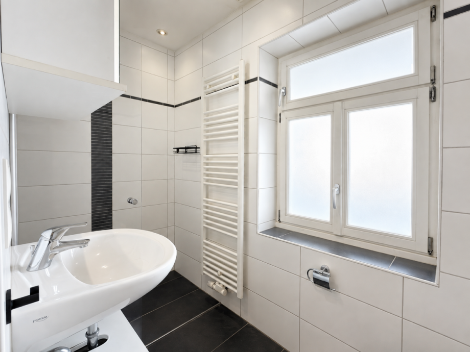 Modernes Badezimmer mit Fenster Etagenwohnung Bamberg