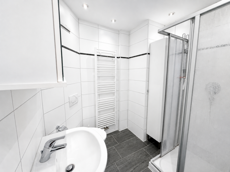 Badezimmer mit Dusche und Handtuchheizk�rper Etagenwohnung Bamberg