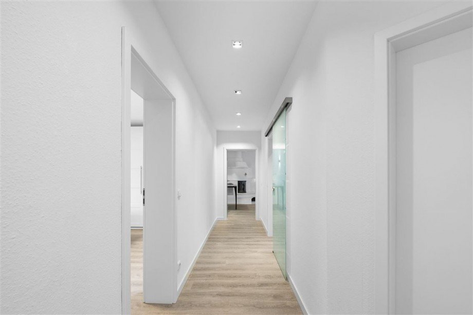 Gro�z�giger Flur mit Deckenspots Etagenwohnung Erlangen