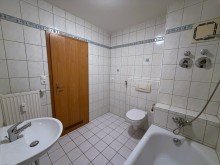 Badezimmer mit Waschmaschinenanschluss Frisch renoviertes 1-Zimmer-Apartment mit Blick ins Gr�ne