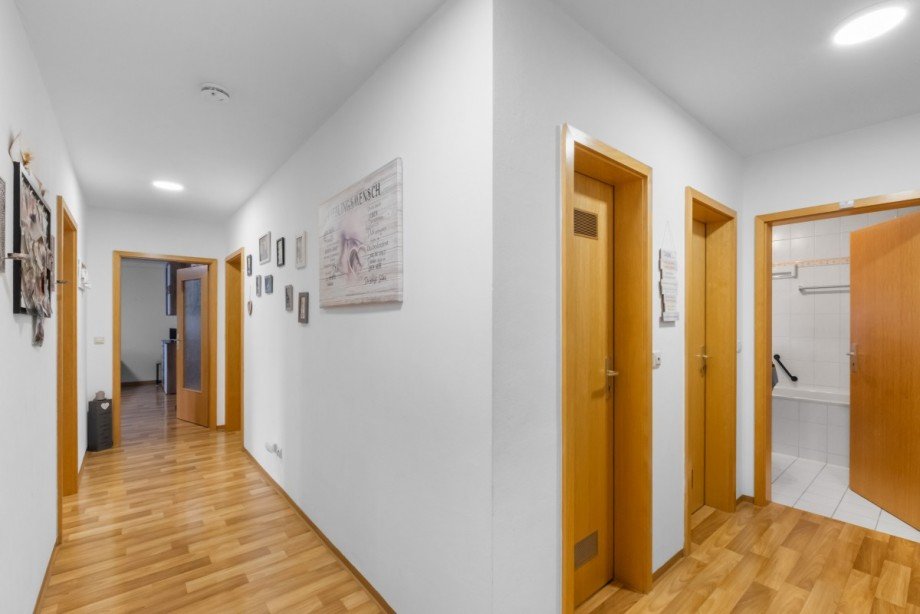 Geordneter Flurbereich inkl. Abstellkammer Etagenwohnung Sonnefeld