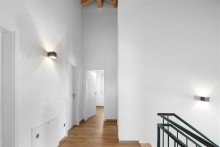 Der helle Flur im Obergeschoss Modernes Einfamilienhaus mit Gartenprojekt in Gerach