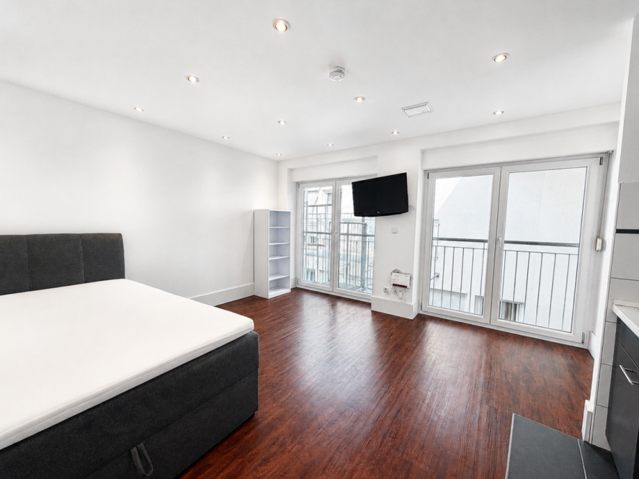 Viel Tageslicht durch gro�e Fensterfront Etagenwohnung Bamberg