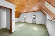 Kinderzimmer mit viel Raum zum Entfalten Charakter. Geschichte. Best�ndigkeit. 
Wohn- und Gesch�ftshaus mit Apotheke