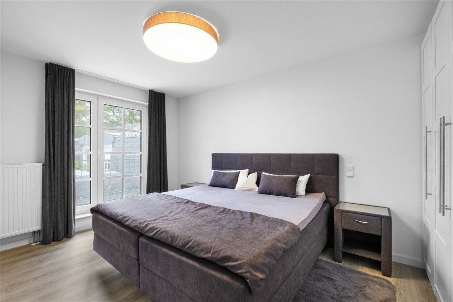 Helles Schlafzimmer mit Einbauschrank Etagenwohnung Erlangen