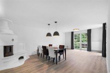 Einladender Wohn- und Essbereich mit Kamin Moderne Wohnung in Traumlage - am Dechsendorfer Weiher