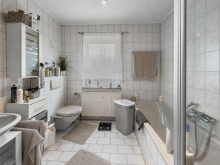 Tageslichtbad mit Wanne und separater Dusche Eine Investition mit Perspektive - vermietete 3-Zimmer-Wohnung in R�dental