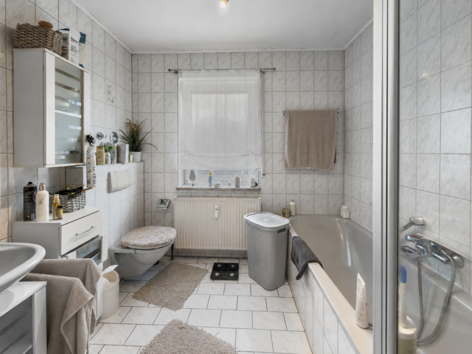 Tageslichtbad mit Wanne und separater Dusche Etagenwohnung R�dental