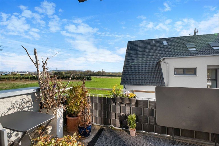 Balkon mit Weitblick Hallstadt Dachgeschosswohnung Wohnen mit Weitblick - au�ergew�hnliche Dachgeschosswohnung mit separatem Schlafbereich und Balkon