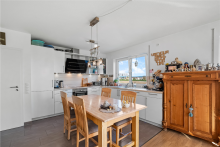 Einbauk�che mit Platz f�r einen Esstisch Wohnen mit Weitblick - au�ergew�hnliche Dachgeschosswohnung mit separatem Schlafbereich und Balkon