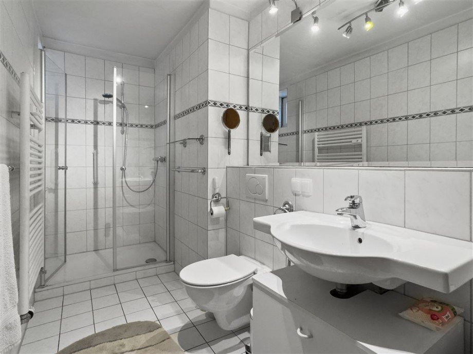 Badezimmer mit Dusche - Neutral und Funktionell Erdgeschosswohnung Hamburg