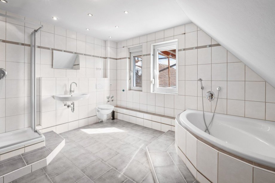 Gro�es Badezimmer im OG Einfamilienhaus Kemmern