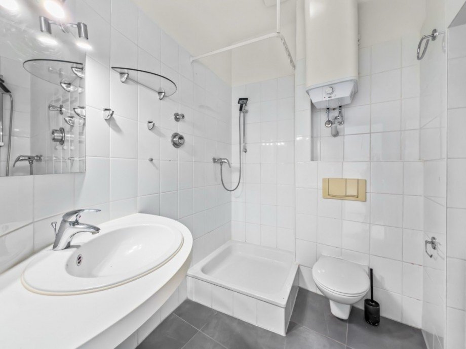 Bad mit Dusche und Waschmaschine Etagenwohnung Bamberg