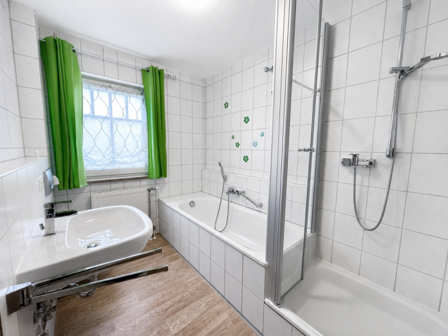 Tageslichtbad mit Dusche und Wanne Etagenwohnung Kulmbach